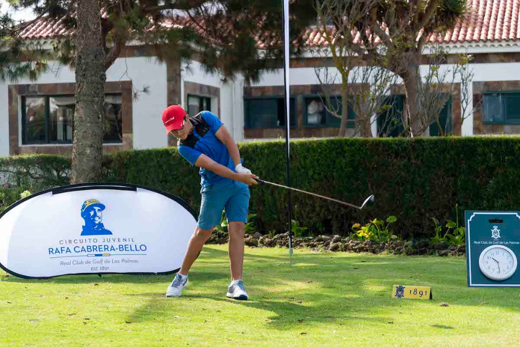 Rafa Cabrera Bello corona en el Real Club de Golf de Las Palmas a los ganadores del Circuito Juvenil que lleva su nombre